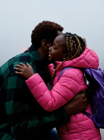 After I walked my 7-year-old daughter to her mom’s car for weekend visitation, she slipped a note into my pocket. “Don’t read it until I’m gone.” I waited five minutes before opening it. “Dad, check under your bed tonight. Grandma hid something there yesterday.” I rushed inside the house and lifted the mattress. What I found made me call 911 immediately.